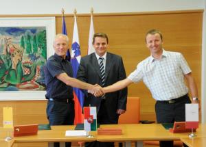 Bogomir Amon, mag. Marko Diaci in Matjaž Mernik po podpisu pogodbe